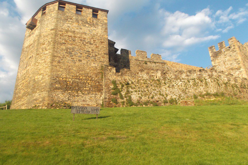 Lateral y torre del castillo templario de Ponferrada