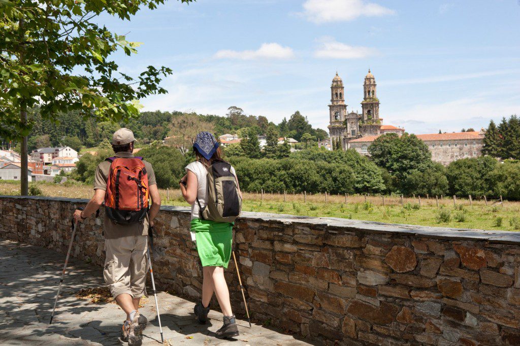 Peregrinos llegando a Santiago de Compostela, viendo la Catedral al fondo