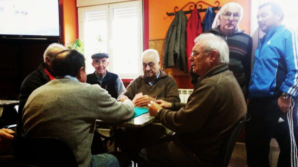 Juagando la partida de cartas en un bar de Valdeorras