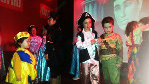 Momento del baile para niños en la sala Baranda enmarcado en el Entroido