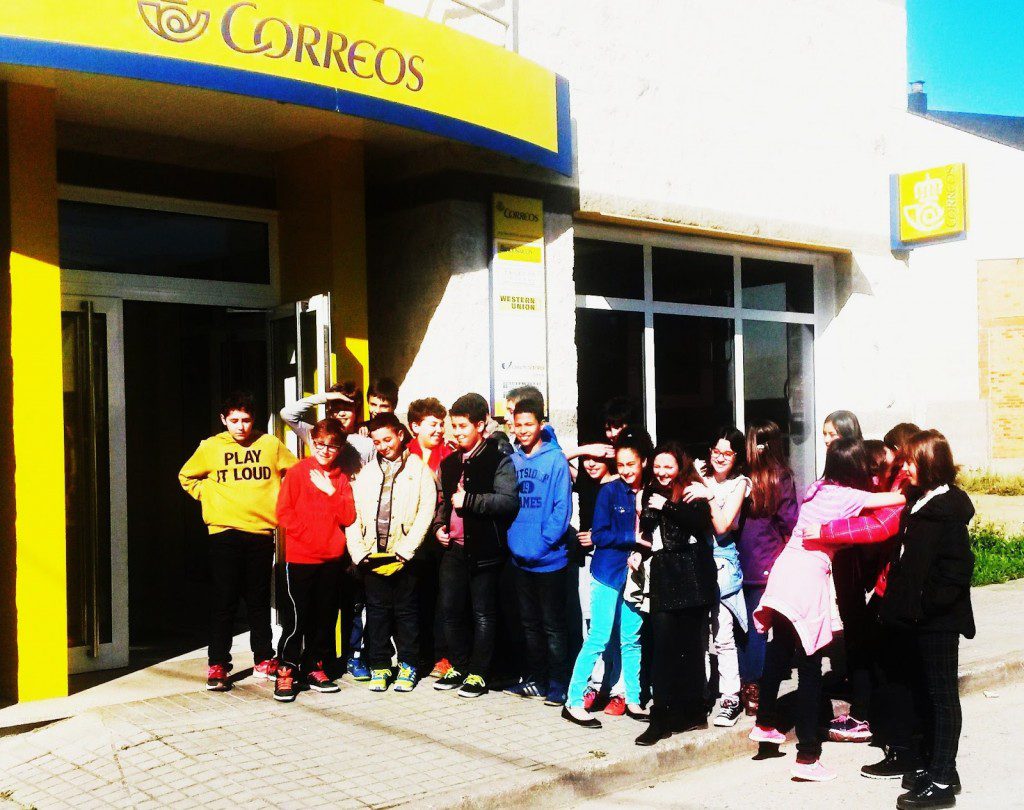 Los niños del Colegio Pablo VI (A Rúa, Valdeorras) visitan Correos para enviarle una carta al Papa