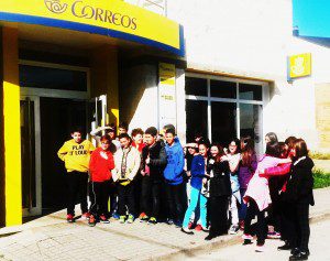 Los niños del Colegio Pablo VI (A Rúa, Valdeorras) visitan Correos para enviarle una carta al Papa