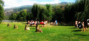 Disfrutando del río sil a su paso por O Barco de Valdeorras. Donde los chavales realizan descensos con flotadores