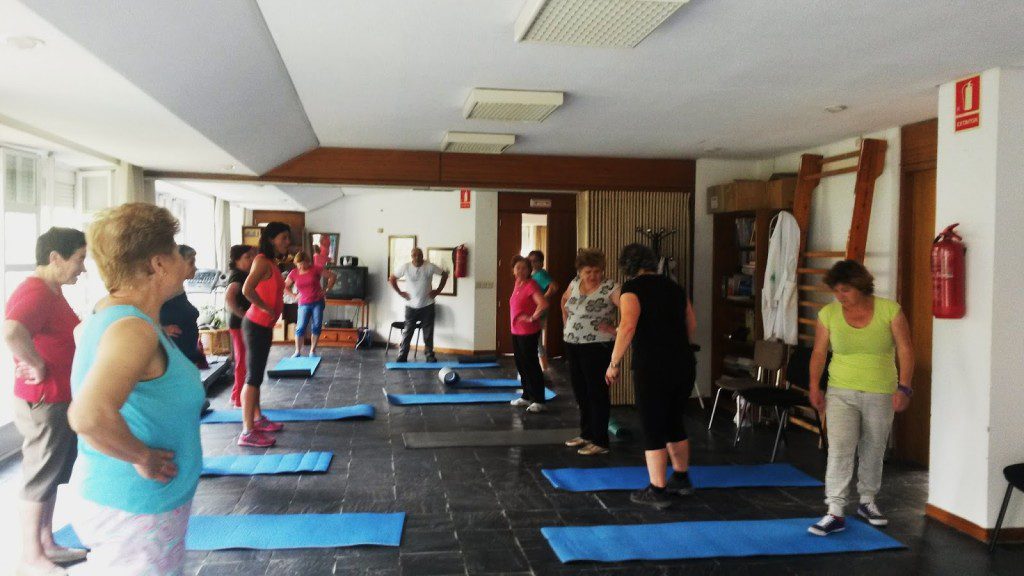 Realizando actividades saludables en el Centro Social de O Barco de Valdeorras
