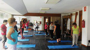 Realizando actividades saludables en el Centro Social de O Barco de Valdeorras