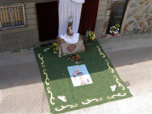Una de las alfombras florales durante el Corpus. A Rúa (Valdeorras)