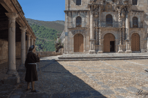 Una visitante en el Santuario de As Ermidas
