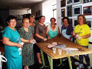 Mujeres que han elaborado las alfombras florales para el Corpus en A Rúa (Valdeorras)