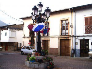 Paraguas en una farola de A Rúa siguiendo la tradición de la noche de San Juan