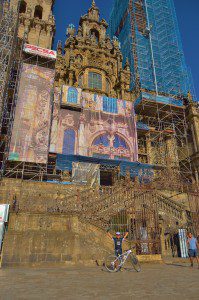 Jorge Prada Macías al llegar a la Catedral de Santiago tras final su reto BTT a favor de la lucha contra el cáncer infantil