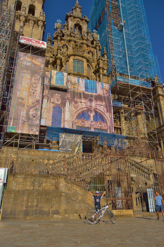 Jorge Prada Macías al llegar a la Catedral de Santiago tras final su reto BTT a favor de la lucha contra el cáncer infantil