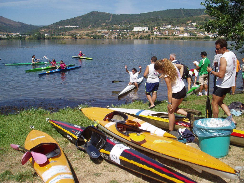 Participantes de las regatas de piraguas en el embalse de A Rúa