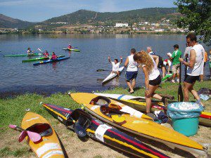 Participantes de las regatas de piraguas en el embalse de A Rúa