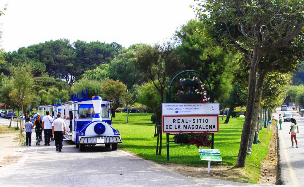 Tren turístico en el Real Sitio de La Magdalena (Santander)