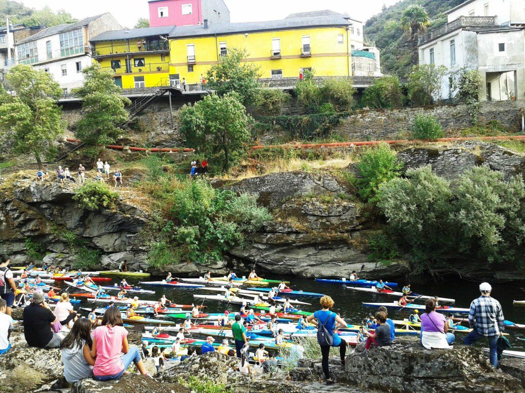 Descenso del Sil en piraguas durante las fiestas de O Cristo (O Barco de Valdeorras)