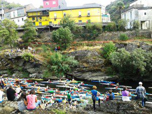 Descenso del Sil en piraguas durante las fiestas de O Cristo (O Barco de Valdeorras)