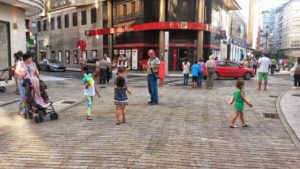 Plaza céntrica de Vilagarcía de Arousa llena de vida