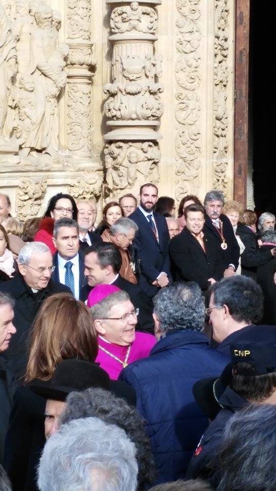 El obispo de la Diócesis de Astorga,  Juan  Antonio Menéndez, rodeado de la multitud