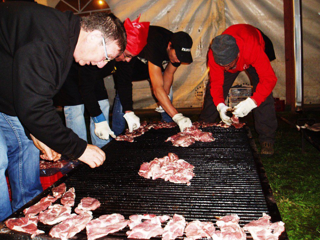 Vecinos de Petín ayudando a preparar las frebas, elemento sobre el que gira su fiesta gastronómica