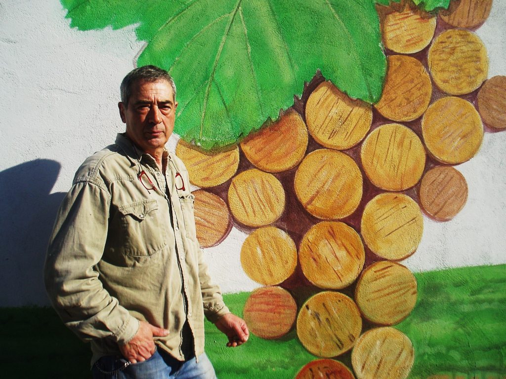 José Luis Prieto "Lili" junto a uno de sus murales