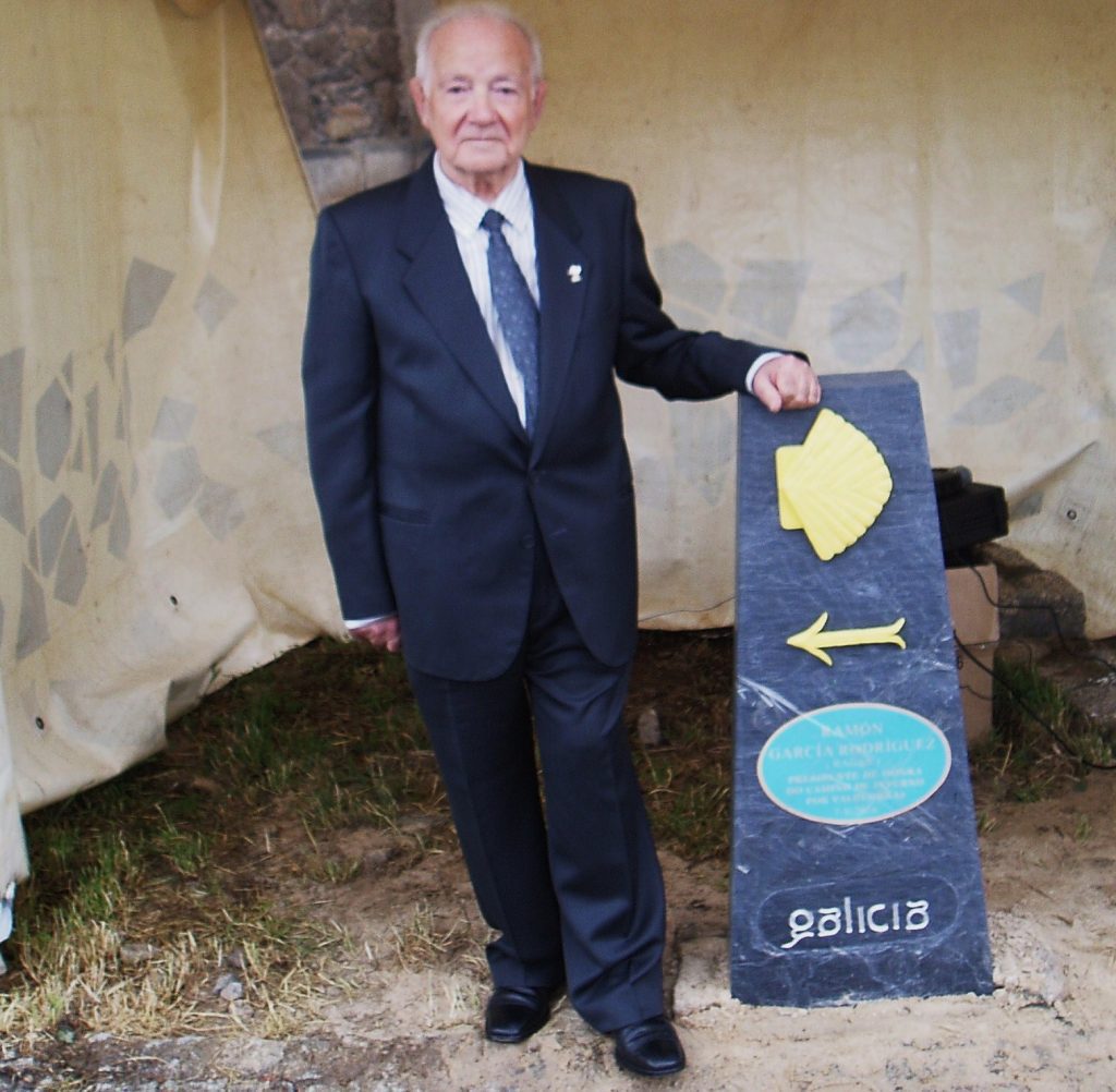 Ramón García Rodríguez, fundador de la Asociación Amigos do Camiño por Valdeorras, junto a un mojón con su nombre