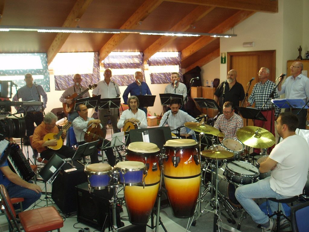 Son do Sil presentando Galicia docemente, pieza musical basada en un poema de Manuel María