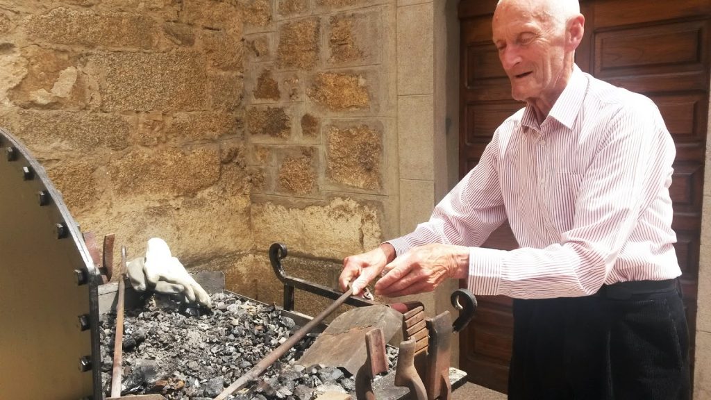 Salvador Lorenzo, 'carboeiro' (carbonero) de Santa Eulalia (Petín, Valdeorras)
