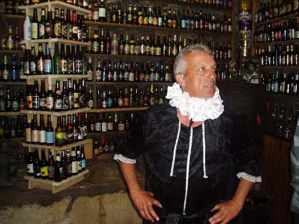 Javier López García "Parra" con su colección (Museo de la Cerveza de Petín)