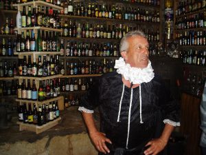 Javier López García "Parra" con su colección (Museo de la Cerveza de Petín)