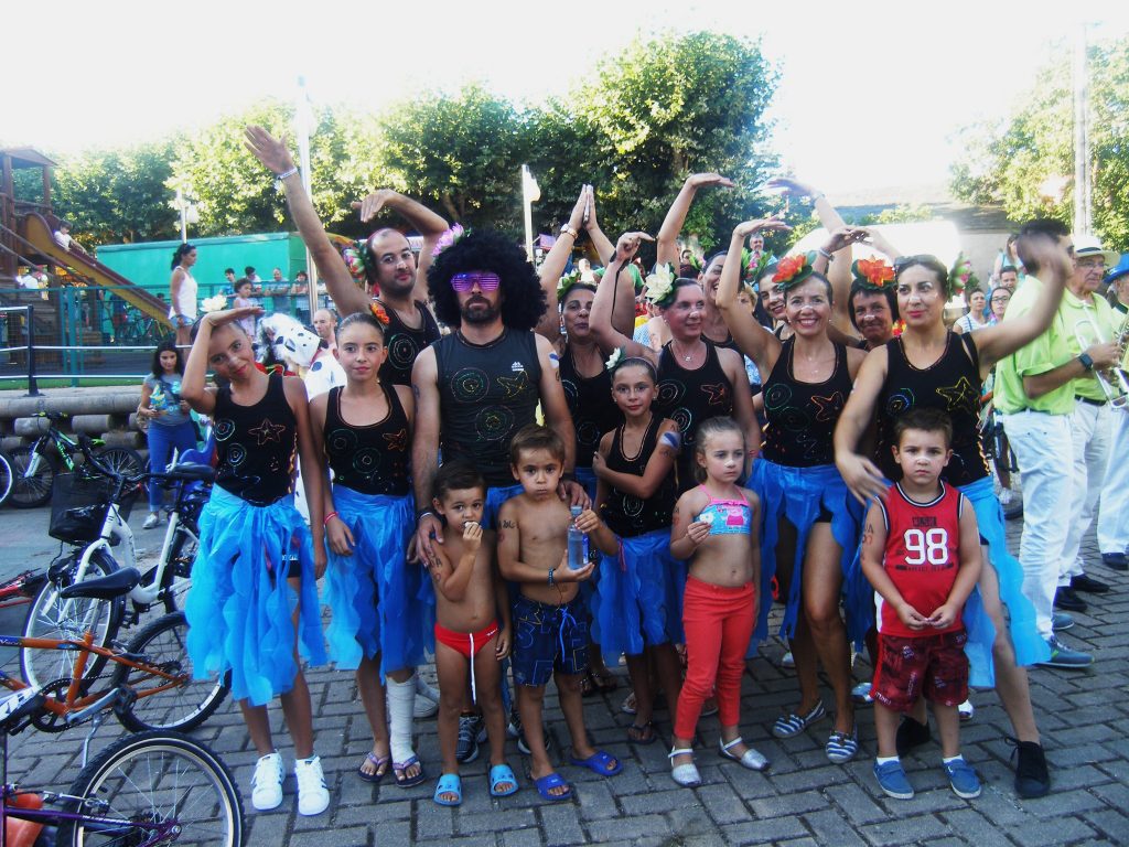 Un grupo en el campo de San Roque durante la Volta Ecolóxica