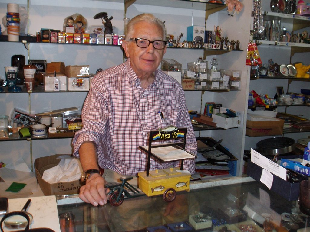 Ricardo Yagüe tras el mostrador del Bazar El Hogar en A Rúa (Valdeorras)