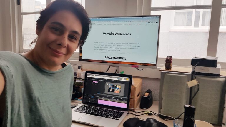 Cristina de la Torre trabajando en Versión Valdeorras