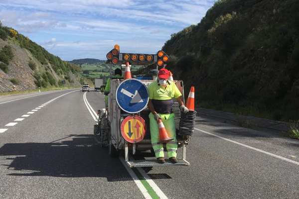Poniendo balizas de separación en la vía de alta capacidad entre Sarria y Monforte