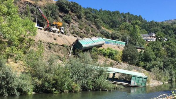 Caída al cauce del Sil de dos vagones del tren de mercancías descarrilado en Sobradelo (Carballeda de Valdeorras)