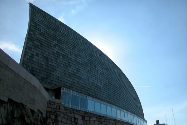 Edificio con el recubrimiento exterior de la fachada en pizarra