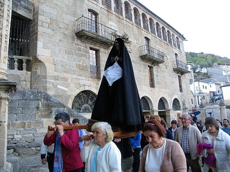 Costaleras con la Virgen en la procesión de La Soledad en el Santuario de As Ermidas (O Bolo, Valdeorras)