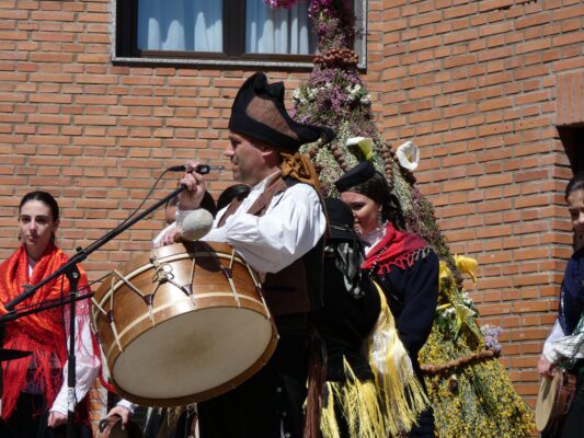 Actuación musical. Folclore popular en Os Maios (O Barco de Valdeorras)