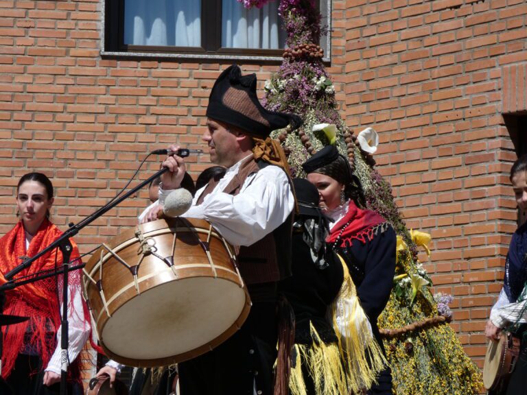 Actuación musical. Folclore popular en Os Maios (O Barco de Valdeorras)