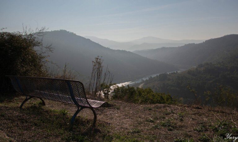 Banco en Os Alvaredos (Montefurado, Lugo) con una espectacular vista.